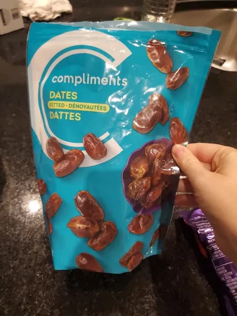 Compliments Pitted Dates