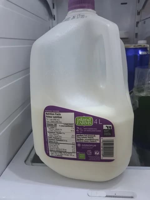 Island Farms 2% M.F. / M.G.Partly Skimmed Milk