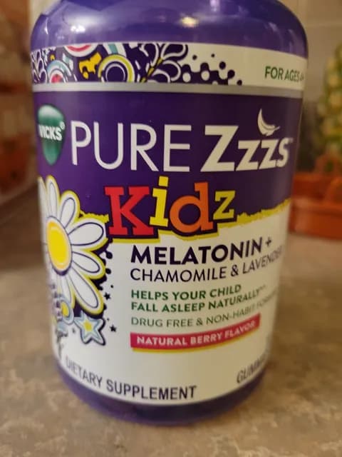 Vicks Pure Zzzs Kidz Melatonin + Chamomile & Lavender Natural Berry Flavor Gummies