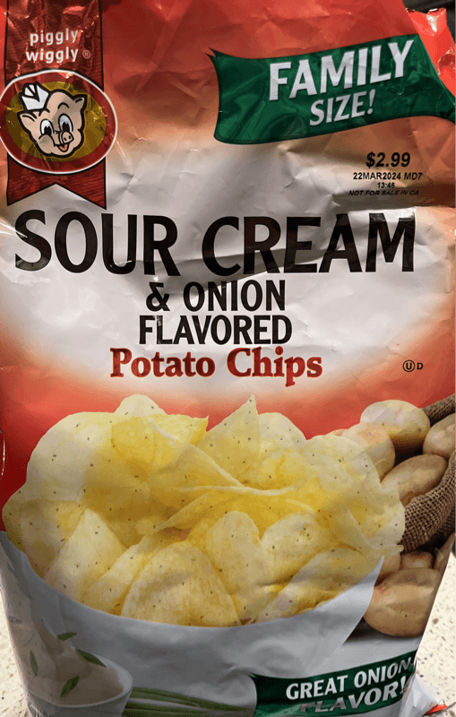 Piggly Wiggly Sour Cream & Onion Flavored Potato Chips Family Size