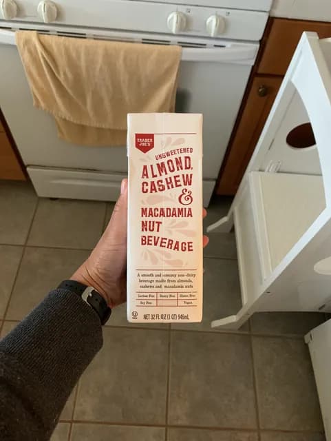 Trader Joe'S Unsweetened Almond Cashew & Macadamia Nut Beverage