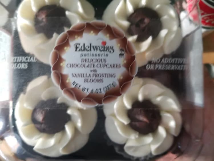 Edelweiss Patisserie Delicious Chocolate Cupcakes With Vanilla Frosting Blooms