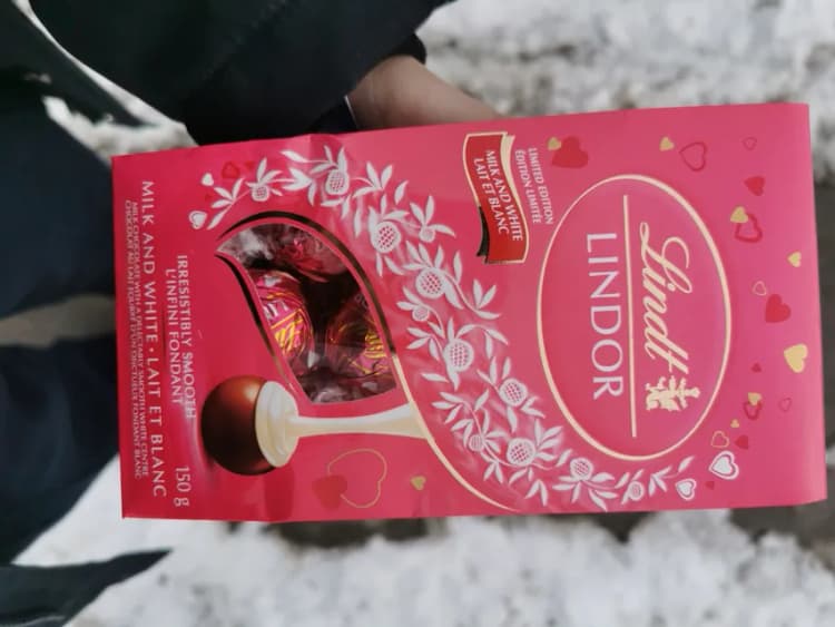 Lindt Lindor Milk And White Chocolate Valentine'S Truffles