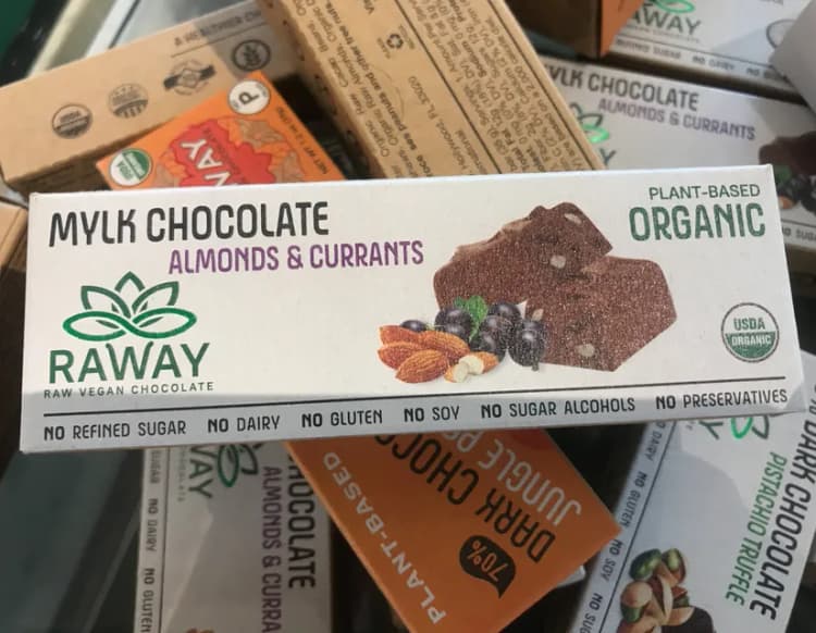 Raway Milk Chocolate Almonds & Currants