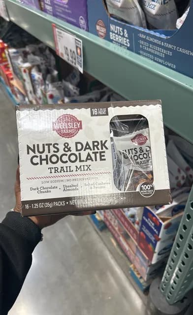 Wellsley Farms Nuts & Dark Chocolate Trail Mix