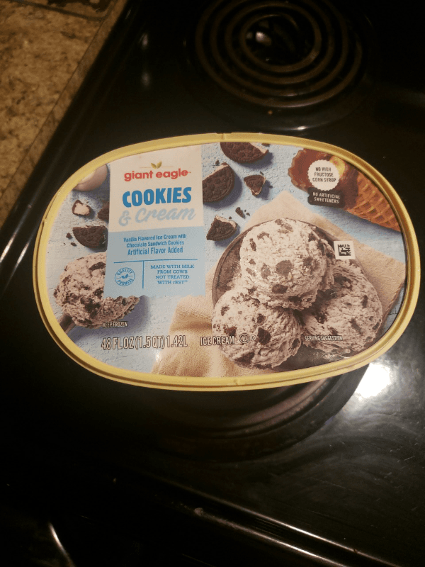 Giant Eagle Cookies & Cream Vanilla Flavored Ice Cream With Chocolate Sandwich Cookies