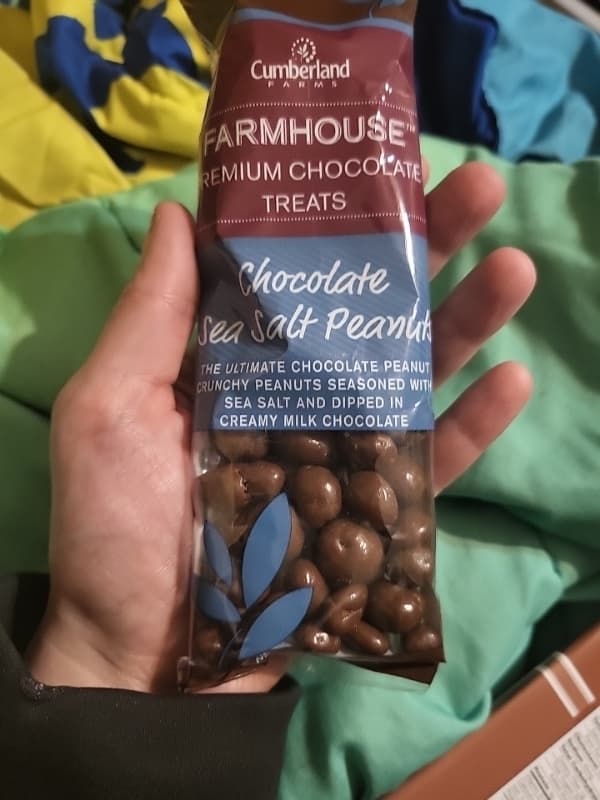 Cumberland Farms Farmhouse Premium Chocolate Treats Chocolate Sea Salt Peanuts