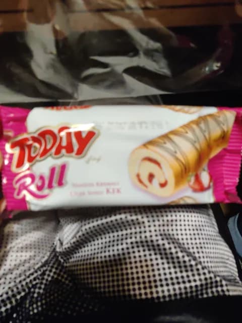 Elvan Today Roll, Cake With Vanilla Cream And Strawberry Sauce