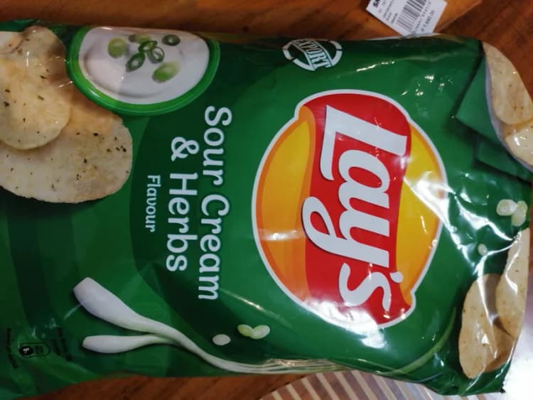 Lay'S Sour Cream & Herbs Flavour Potato Chips