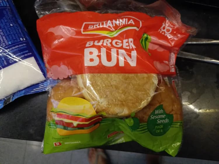Britannia Burger Bun With Sesame Seeds