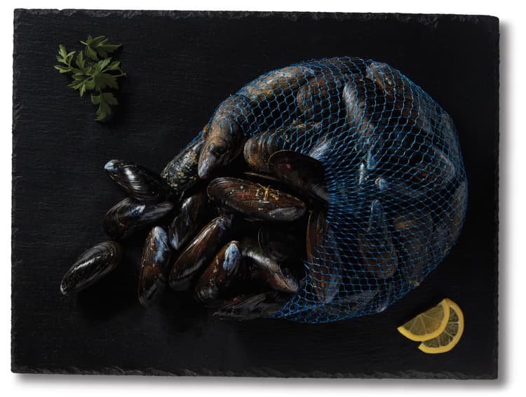 H-E-B Responsibly Raised Fresh Live Black Mussels
