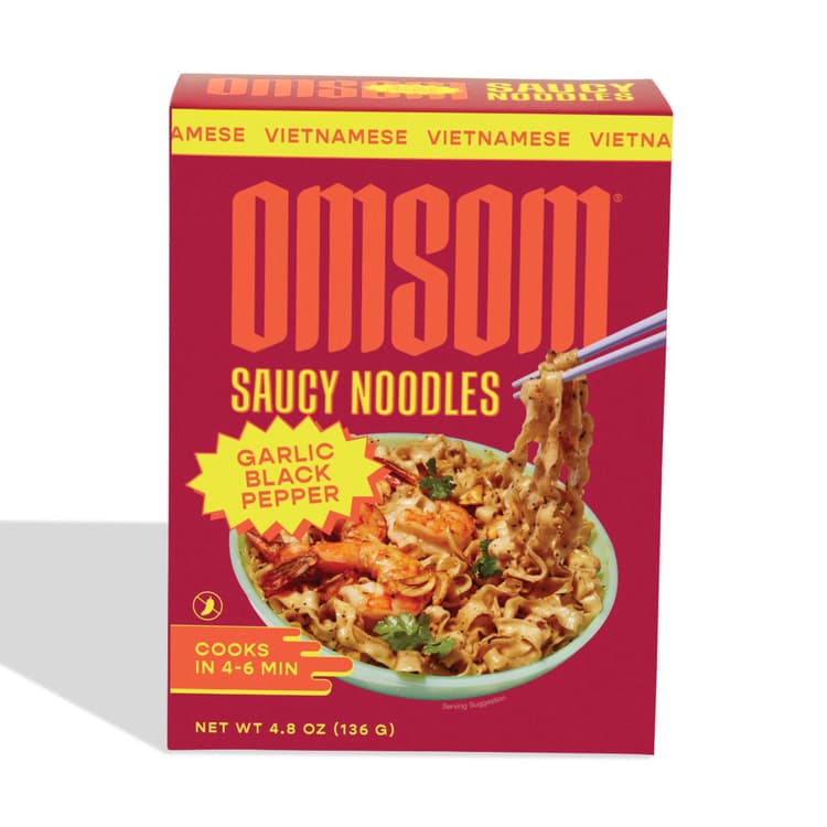 Omsom Garlic Black Pepper Saucy Noodles